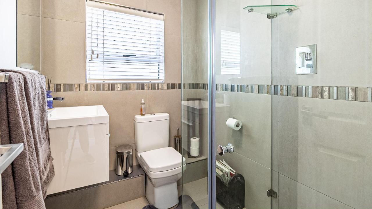 Oceanview Holiday Accommodation Bloubergstrand Bagian luar foto